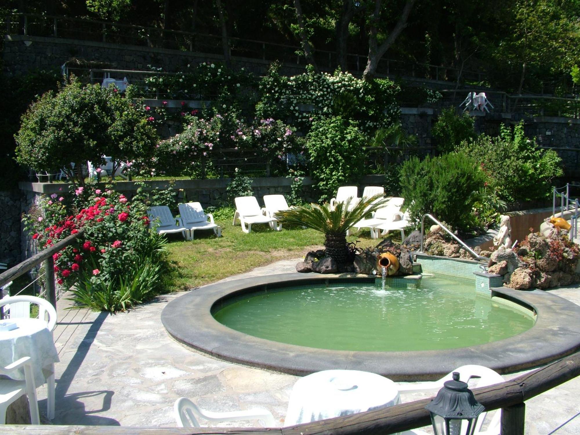 Giardino Delle Ninfe E La Fenice Ischia