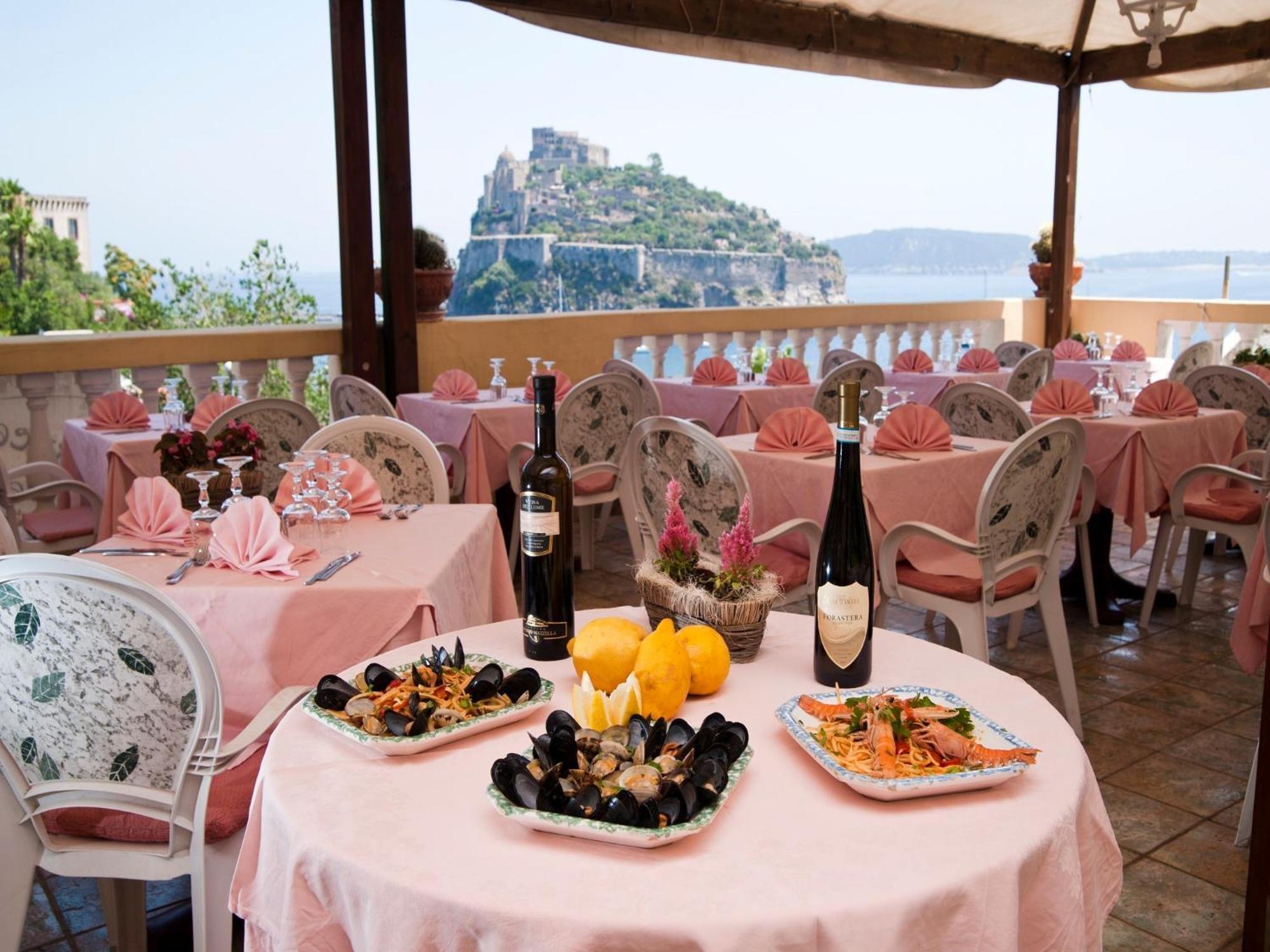 Giardino Delle Ninfe E La Fenice Ischia