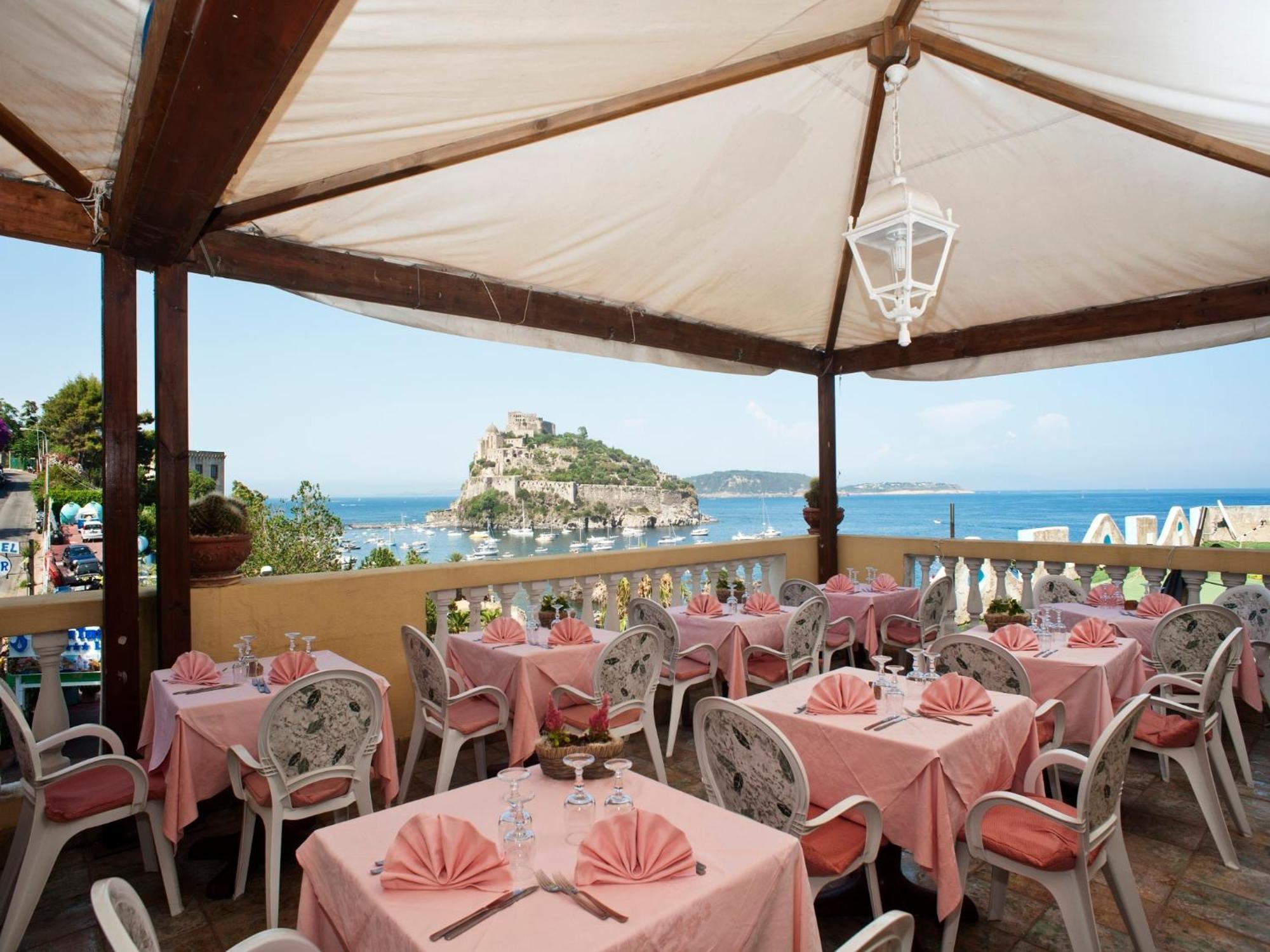 Giardino Delle Ninfe E La Fenice Ischia